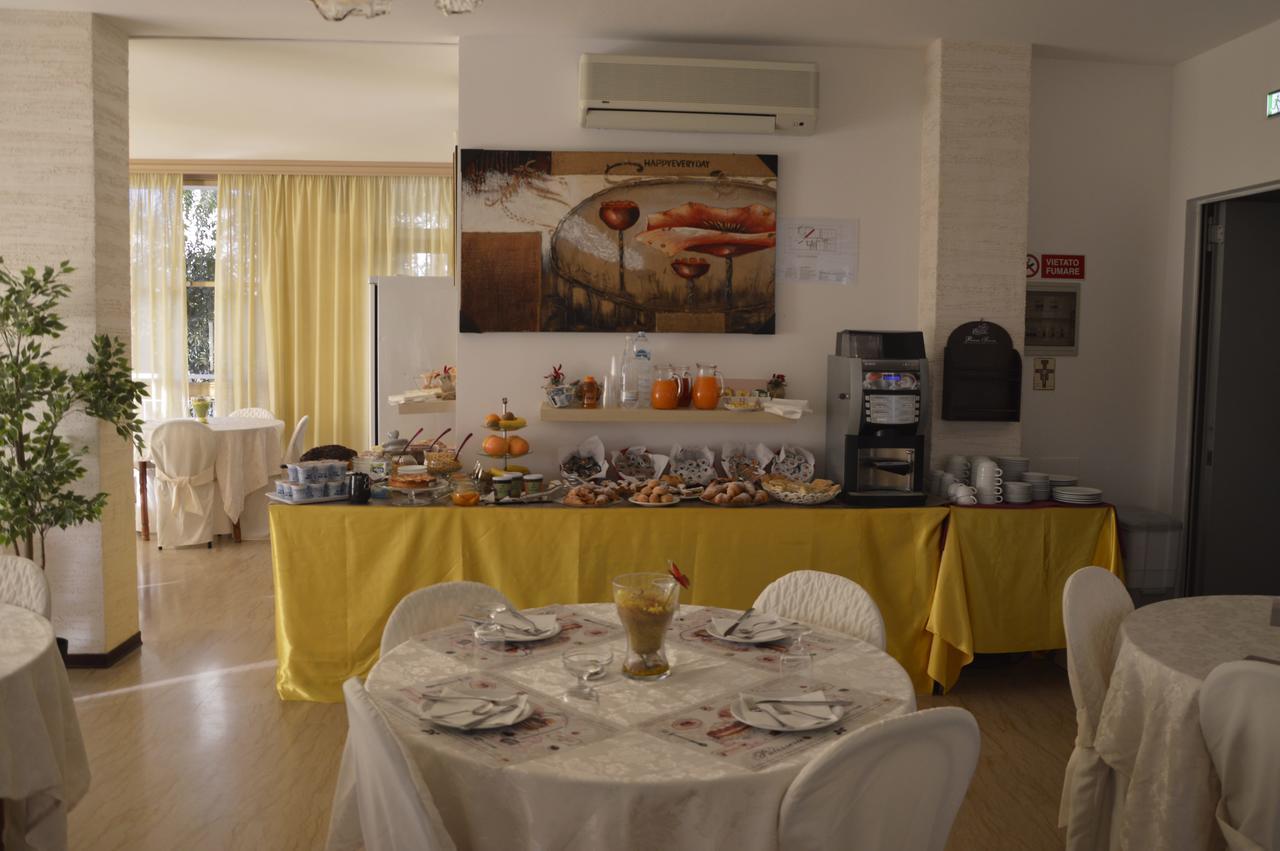Hotel Fucsia Riccione Kültér fotó