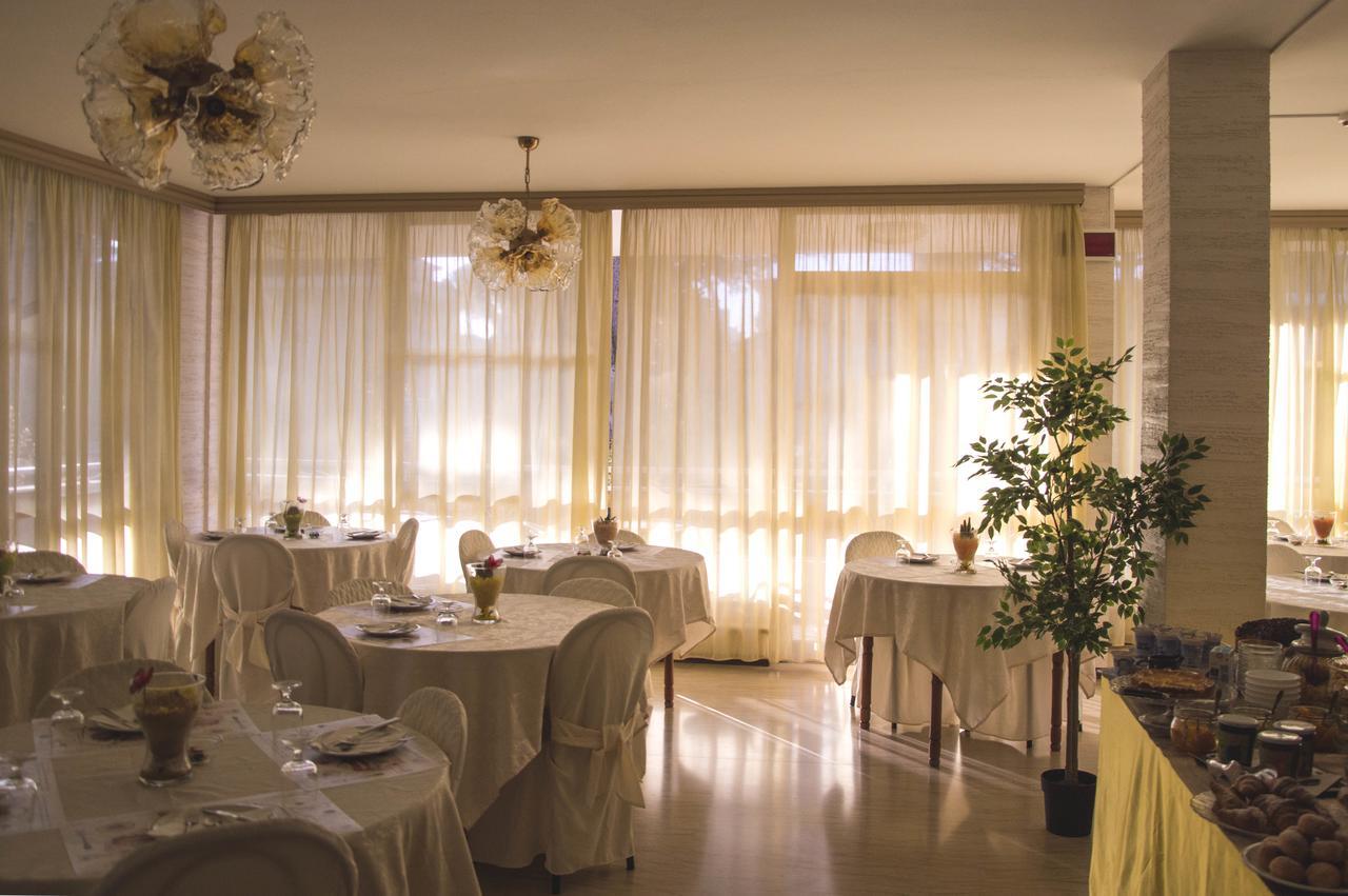 Hotel Fucsia Riccione Kültér fotó