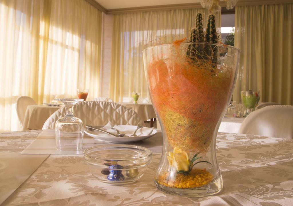 Hotel Fucsia Riccione Kültér fotó