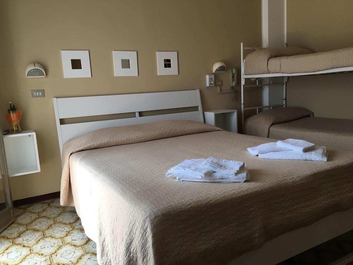 Hotel Fucsia Riccione Kültér fotó