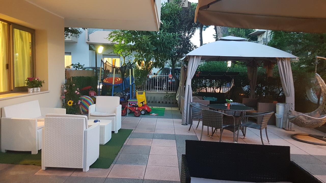 Hotel Fucsia Riccione Kültér fotó