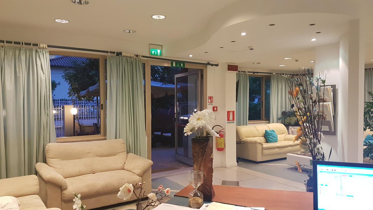 Hotel Fucsia Riccione Kültér fotó