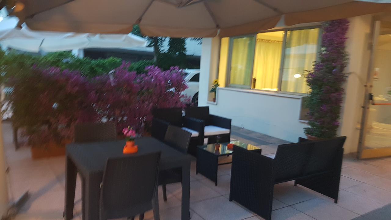 Hotel Fucsia Riccione Kültér fotó