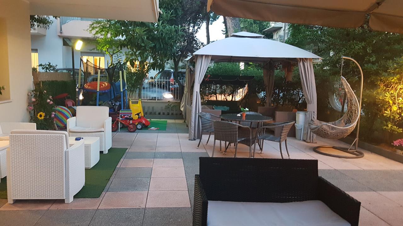Hotel Fucsia Riccione Kültér fotó