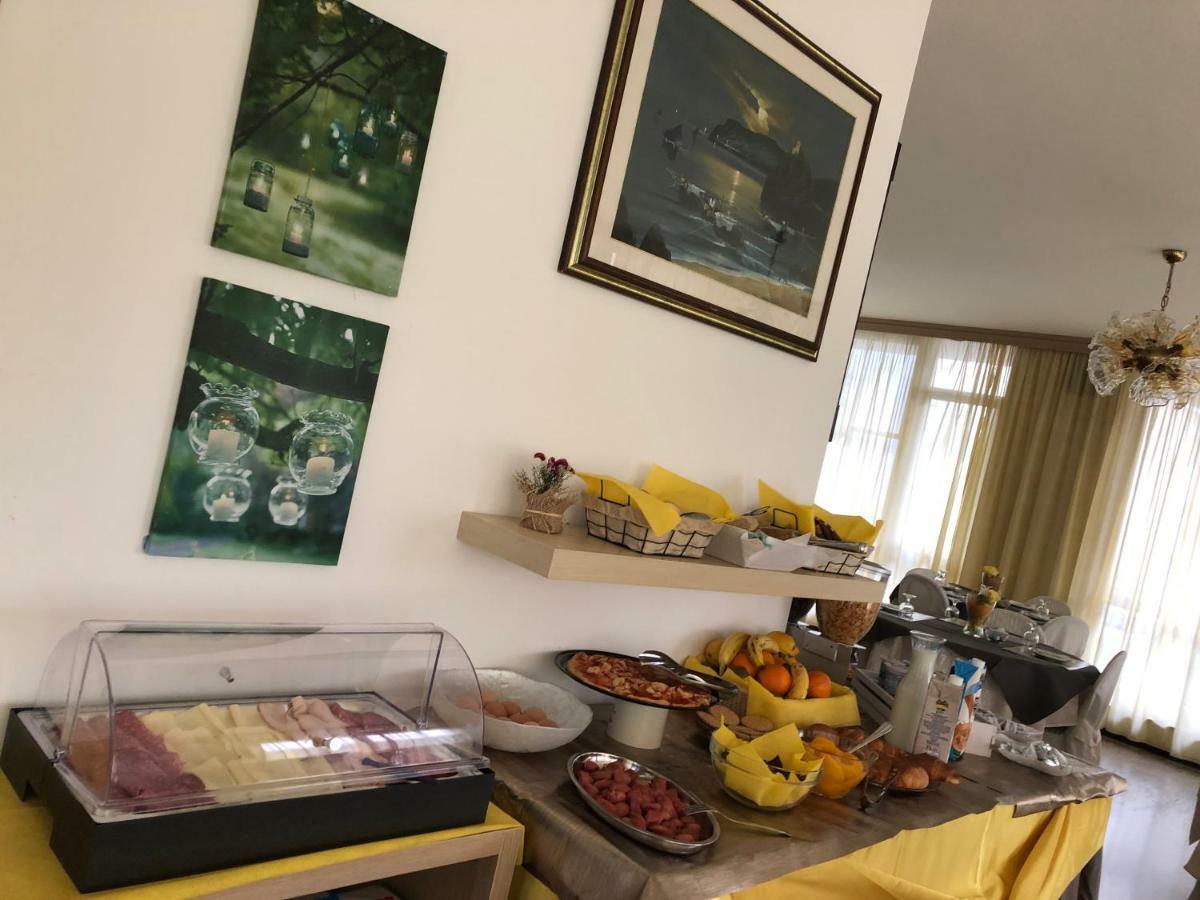Hotel Fucsia Riccione Kültér fotó