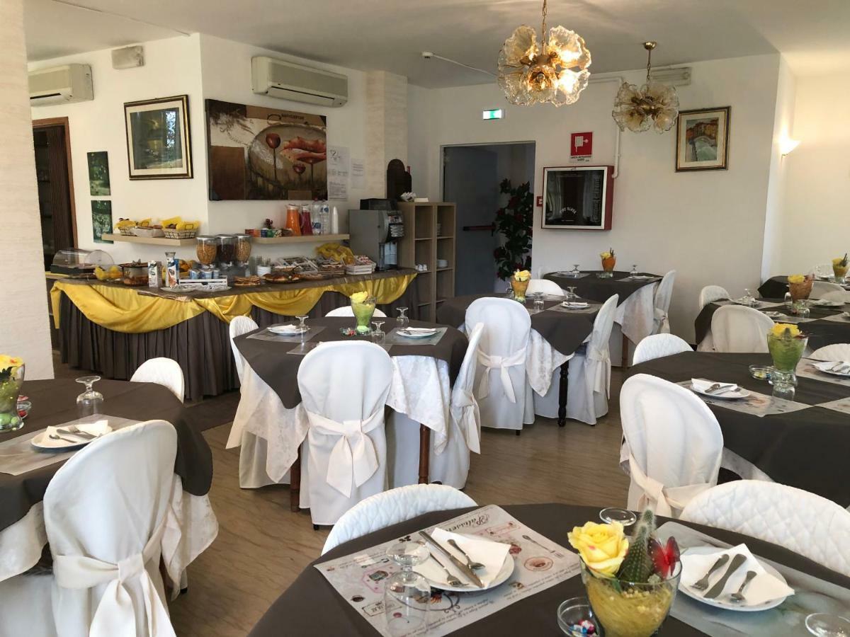 Hotel Fucsia Riccione Kültér fotó